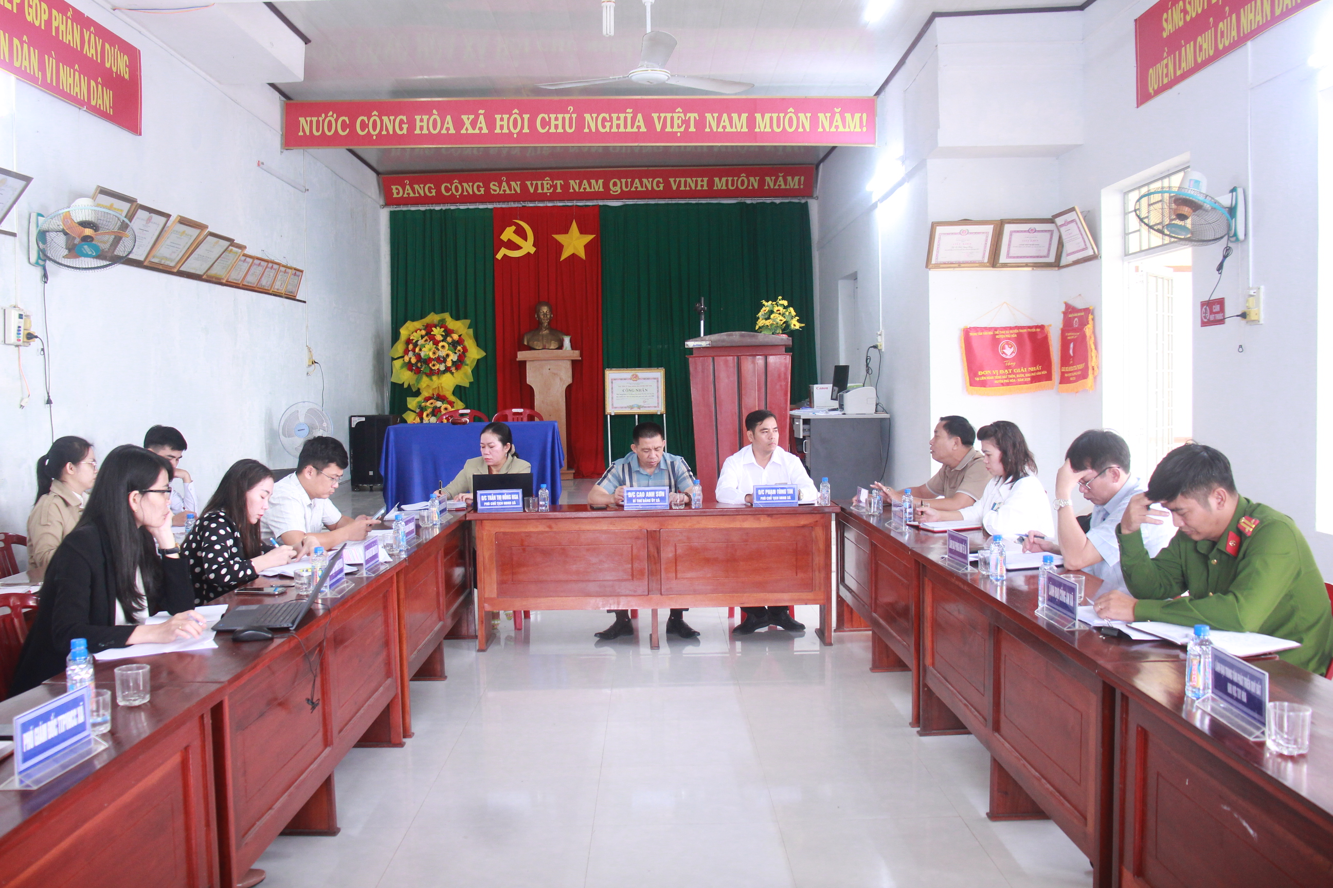 BÍ THƯ ĐẢNG UỶ XÃ PHÚ HOÀ 2 TIẾP CÔNG DÂN ĐỊNH KỲ THÁNG 11/2025